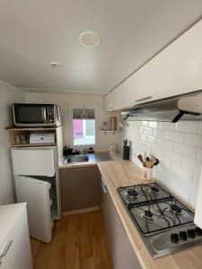 Kuchyň nebo kuchyňský kout v ubytování CHALET UP TO 5 PERSONS KNOKKE