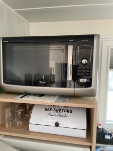 TV a/nebo společenská místnost v ubytování CHALET UP TO 5 PERSONS KNOKKE