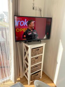 TV a/nebo společenská místnost v ubytování CHALET UP TO 5 PERSONS KNOKKE