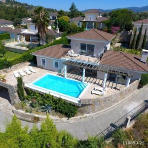 een luchtzicht op een huis met een zwembad bij Villa Melli-Ilay in Soğucak
