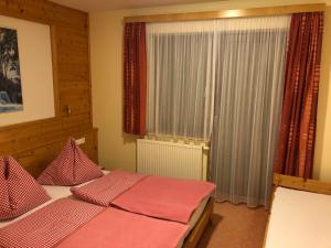 Ein Bett oder Betten in einem Zimmer der Unterkunft Ferienwohnung Staltner