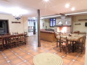 Un restaurante o sitio para comer en 7 bedrooms villa with city view private pool and furnished garden at Villafranca De Los Caballeros
