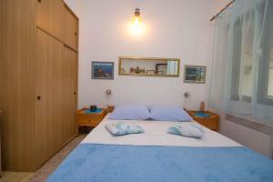 een slaapkamer met een bed met twee kussens erop bij Studio in Mali Losinj 36584 in Mali Lošinj