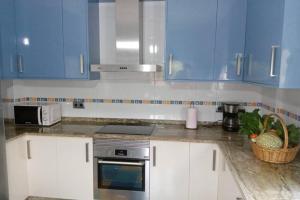 A kitchen or kitchenette at La casa de Aldán entre el mar y el bosque