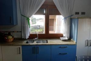 A kitchen or kitchenette at La casa de Aldán entre el mar y el bosque