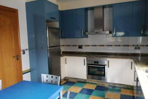 A kitchen or kitchenette at La casa de Aldán entre el mar y el bosque