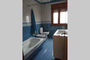 A bathroom at La casa de Aldán entre el mar y el bosque