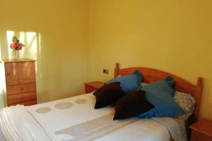 A bed or beds in a room at La casa de Aldán entre el mar y el bosque