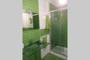 A bathroom at La casa de Aldán entre el mar y el bosque
