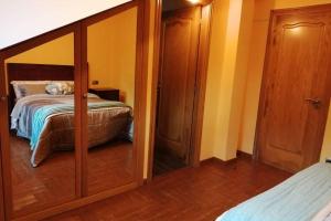A bed or beds in a room at La casa de Aldán entre el mar y el bosque