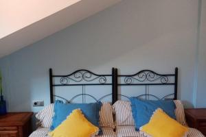 A bed or beds in a room at La casa de Aldán entre el mar y el bosque