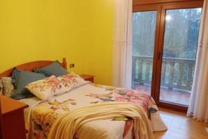 A bed or beds in a room at La casa de Aldán entre el mar y el bosque