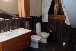 A bathroom at La casa de Aldán entre el mar y el bosque