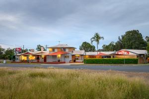 a row of houses on the side of a road at Raintree Motel Biloela in Biloela