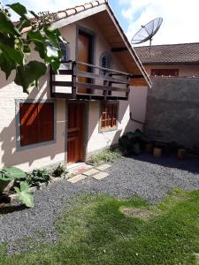 a house with a porch and a balcony at Chalé MJF in Monte Verde