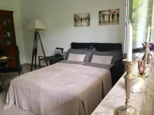 Ένα ή περισσότερα κρεβάτια σε δωμάτιο στο Apartment - zentrumsnah, eigener Parkplatz und großer Balkon ins Grüne