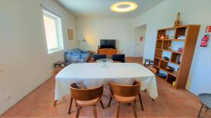 Μια τηλεόραση ή/και κέντρο ψυχαγωγίας στο Convento Bernardas duplex BL - 3 bedroom