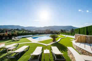 Výhľad na bazén v ubytovaní Casa Mirestany- Wonderful house with amazing views alebo v jeho blízkosti