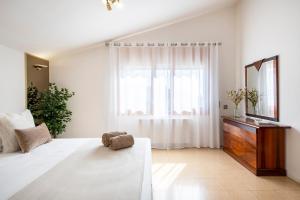 Posteľ alebo postele v izbe v ubytovaní Casa Mirestany- Wonderful house with amazing views