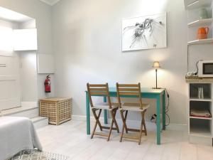 ein Esszimmer mit einem Tisch und 2 Stühlen in der Unterkunft Riverside Apartment 42 - Lisbon in Lissabon