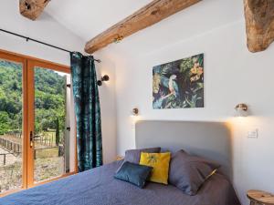 Postel nebo postele na pokoji v ubytování Villa in Bargemon with Pool and Mountain Views