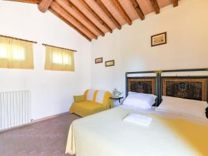 - une chambre avec un lit et une chaise dans l'établissement Belvilla by OYO Chiaradue, à Acquaviva