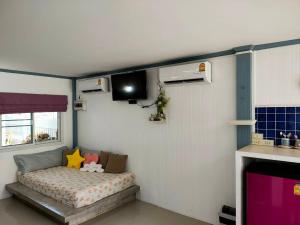 a small bedroom with a bed in a room at Pran sea & sun 2 in Pran Buri