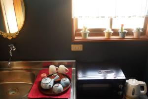 un bancone della cucina con lavandino e una ciotola con gli occhi sopra di 民泊 桔梗 ad Awaji