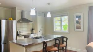 cocina con fregadero y nevera en Butterfly Cottage - Russell Cottages Collection en Russell