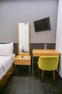Katil atau katil-katil dalam bilik di HOTEL PANTES SIMPANG LIMA SEMARANG