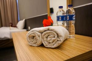 Katil atau katil-katil dalam bilik di HOTEL PANTES SIMPANG LIMA SEMARANG