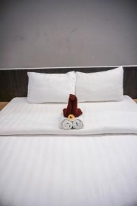 Katil atau katil-katil dalam bilik di HOTEL PANTES SIMPANG LIMA SEMARANG