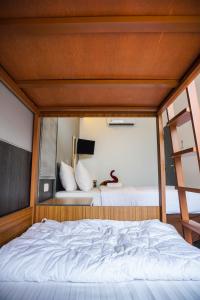 Katil atau katil-katil dalam bilik di HOTEL PANTES SIMPANG LIMA SEMARANG