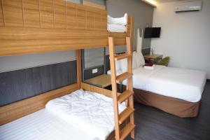 Katil atau katil-katil dalam bilik di HOTEL PANTES SIMPANG LIMA SEMARANG