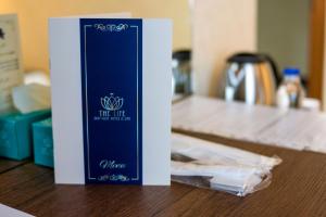 The Life Hotel & Spa في Yenimahalle: وجود صندوق ازرق وابيض على طاولة