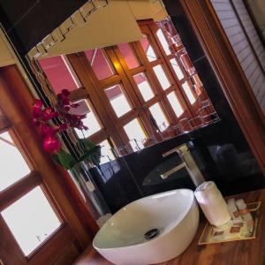 薩卡特蘭的住宿－Hotel Orquídea，浴室设有白色水槽和镜子