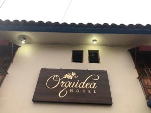 薩卡特蘭的住宿－Hotel Orquídea，大楼一侧酒店标志