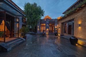 un patio vacío de una casa con un edificio en Arro Khampa By Zinc Journey Shangri-la, en Shangri-La