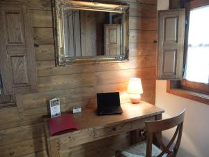 a desk with a laptop and a mirror on a wall at La Locanda di Giulia in Arezzo