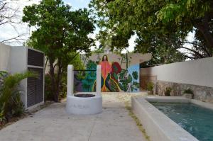 メリダにあるCASA LÁZARO- Hermosa casa familiarの建物側面の絵付きプール