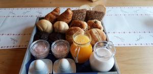 a tray of bread and eggs and two glasses of milk at Eendrachtweg 4 in De Cocksdorp