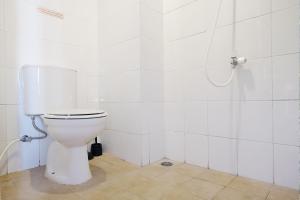 Kamar mandi di Apartemen Gunung Putri Square by Sirooms