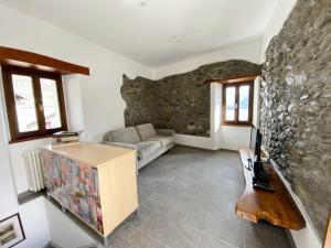 Galeriebild der Unterkunft Independent Stone House with Lake View in Musso