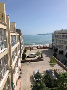 una vista sulla spiaggia da un balcone di un edificio di Морская жемчужина a Odessa