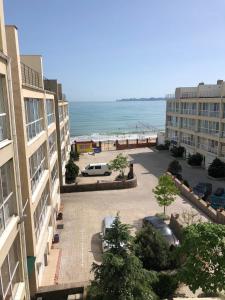 una vista sulla spiaggia da un balcone di un edificio di Морская жемчужина a Odessa