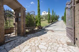 The surrounding neighborhood or a neighborhood close to A villát