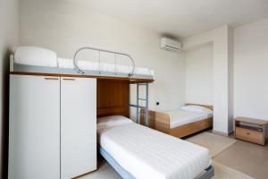 A bed or beds in a room at Villa Santoro ai TRE Ulivi con Piscina Privata Még 37 kép