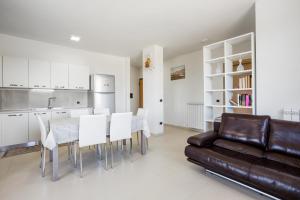 A kitchen or kitchenette at Villa Santoro ai TRE Ulivi con Piscina Privata