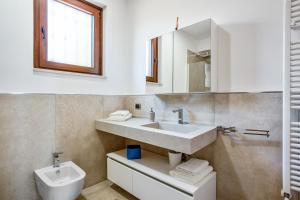 A bathroom at Villa Santoro ai TRE Ulivi con Piscina Privata