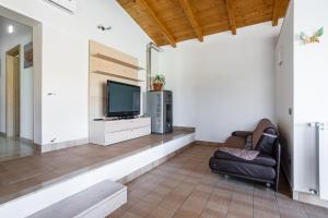 A seating area at Villa Santoro ai TRE Ulivi con Piscina Privata